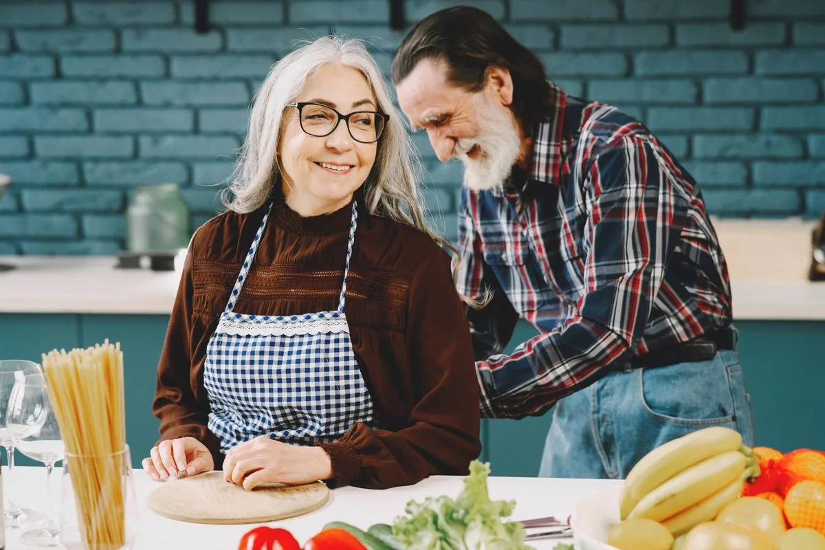 Älteres Paar kocht gemeinsam in der Küche